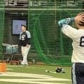 【西武】長谷川信哉「大丈夫です」死球から一夜明けグラウンドに姿　左手甲にテーピングなし