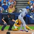 大谷翔平が空振り三振でバットを打席に落とす　外角スイーパーにタイミング合わず