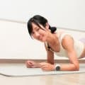 膝つきプランクを毎日30秒やってみて！お腹の引き締めが狙えて、ポーズもシンプルで続けやすいからおすすめ