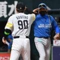 【日本ハム】右手の指３本を体の前で出し…新庄監督が意味深“全新ポーズ”　