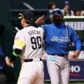 えぇ！めっちゃ似てるｗ日本ハム・新庄剛志監督のそっくりさんがペイペイＤに登場　黒マスク＆サングラス姿に騒然「神奈月さんでは？」「リブートしたな？」