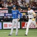 サヨナラ満塁被弾の日本ハム・福島は呆然　捕手・進藤の言葉にうなずきながら引き揚げる