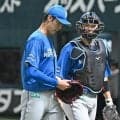 サヨナラ満塁被弾の日本ハム・福島は呆然　捕手・進藤の言葉にうなずきながら引き揚げる