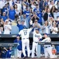 ロバーツ監督が非情采配　ロハスを打席に立たせず代打・マンシーに本拠地どよめく　現役ラストゲームの可能性も大谷が確信３ラン→瞳潤ませながら見つめる