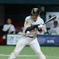【ソフトバンク】栗原陵矢にヒヤリ　右肘に死球で場内騒然、しばらく苦悶の表情