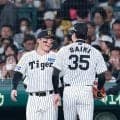 阪神　森下翔太が感情豊かにナインを鼓舞　中野の肩をモミモミ　梅野の二盗阻止後は両手を天に突き上げる　負傷で先発外もムードメーカーの役割も全う