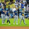 ブルワーズ、ド軍粉砕から一夜明け地元凱旋　チャーター機放水で祝福「本物の野球のバイブル」