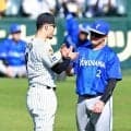 阪神・佐藤輝明とＤｅＮＡ・牧秀悟が握手→ハグ　試合前の外野で口元緩ませる　２０年ドラフト同期の２人が試合前に健闘誓う