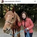 美人女優が推し活するジャスタウェイ産駒とは？　２ショット公開の横山めぐみ「何よりサラブレッドは美しい」