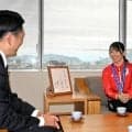 アジア大会フェンシング団体金の辻すみれ選手　岐阜市長に優勝を報告