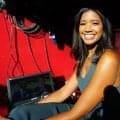 ド軍美女レポーター、タンクトップで筋トレ　下半身に“ムチ”…パートナーの姿も