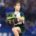 女子ゴルフ人気選手・吉田鈴がまさかの大暴投　　日本Ｓ始球式に登場、捕手横っ跳びも捕れず　球場どよめき　それでも姉優利が米ツアー初優勝の日に笑顔満開投球