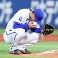 ＤｅＮＡ　牧秀悟と筒香嘉智が座り込んだ先発・尾形崇斗の背中をポンッ　失策からピンチ招いて降板→野手の思いを代弁してねぎらうシーン
