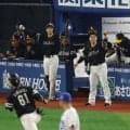 ソフトバンク　川村友斗が決勝弾　打席中はベンチがガラガラ→裏から慌てて飛び出す仲間の姿に反響「みんな打つと思ってなくて」「面白い」レアシーン公開で反響
