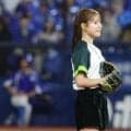 ポニテふわり…「アイドルよりはるかに可愛い」　ショーパン投球の美女に悶絶「天は二物も三物も与えすぎ」
