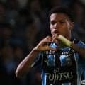 雨中の激闘後に幸せな光景！ 相思相愛の岡山サポーターと川崎のスベンド・ブローダーセンの絆！ デリキ・ラセルダの巧みなシュート＆U-21日本代表同士の意地！