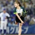 「顔小さすぎでしょ！」日本Ｓ降臨の２２歳美女のドアップに騒然　特注グラブ紹介で小顔際立つ「近くで見てもお綺麗」「始球式の妖精ですか？」