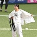 柔道女子・近藤美月が始球式　マウンド横で帯をほどき柔道着→背番号４８のユニホーム姿に　山なりワンバン投球も笑顔