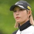 「ギャル女子校生やん！」３７歳美女ゴルファーが鈴木紗理奈と制服姿披露　ウェーブ金髪で白ブレザーにチェックスカート「ヤバい」「昔の出来事？」