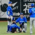DeNAにアクシデント　神里が緊急交代…担架で運ばれ退場、送球時に左足首負傷か