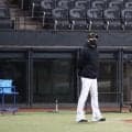 【日本ハム】新庄剛志監督、バット持参で秋季練習にサプライズ登場　横尾コーチ「いるだけで…」