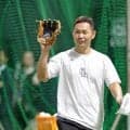 今季限りで引退のソフトバンク・中村晃がグラウンドで“帝京会”　ＤｅＮＡの母校ＯＢ２人に慰労された？満面に笑みを浮かべたほっこりシーン