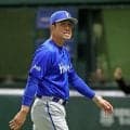 ＤｅＮＡ・相川監督　ソフトバンク・小久保監督を祝福　胴上げ後に本塁付近で握手し頭を下げる　４連敗終戦で下克上日本一の夢散る