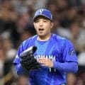 ＤｅＮＡ・東が敢闘賞　表彰式でトロフィー、賞金２００万円を受け取る　第３戦に先発し７回無失点の好投
