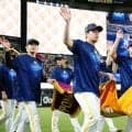 祝勝会の裏で…“狂気の記念グッズ”に「選手ドン引き」　衝撃価格に「そんなすんの？」