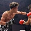 【ボクシング】ネクストモンスター坂井優太が初の世界ランカー対決でワンパンチＫＯ勝ち　中谷潤人に挑戦したペッチを４回キャンバスに沈め無傷のプロ９連勝