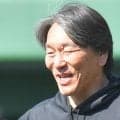 巨人・松井秀喜新監督がグラウンドへ　ファンの拍手に帽子を取って一礼　黒パーカーにオールドスタイルの着こなしで