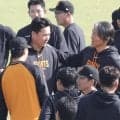 巨人・田中将「自分にとってはヒーロー」　松井新監督と対面　「同じユニホームで戦えるのはうれしい。縁を感じています」　あいさつし背中をポンポンたたかれる