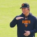 松井新監督、現役時代と“スタイル一変”　意外な姿で登場…気づいた「似合わないな」