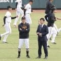 巨人・松井監督がブルペンへ　西舘の投球練習に熱視線　杉内投手チーフコーチ、村田バッテリーチーフコーチと並んで