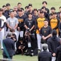 【巨人】岸田行倫主将が山口オーナーにあいさつ「ここにいるメンバーのレベルアップが必ず必要」