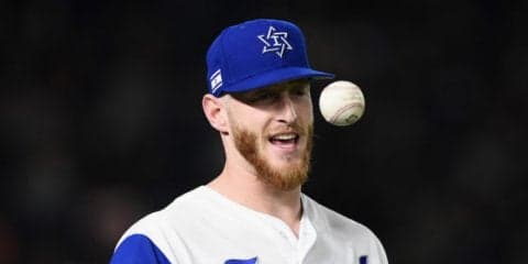 ま、まさか…平凡飛球を外野手が7Mヘディング→見事柵越えの“笑撃弾”が誕生