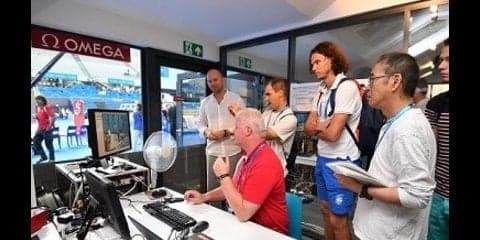 世界水泳で100分の１秒の計時を支えるオメガのハイテクシステム