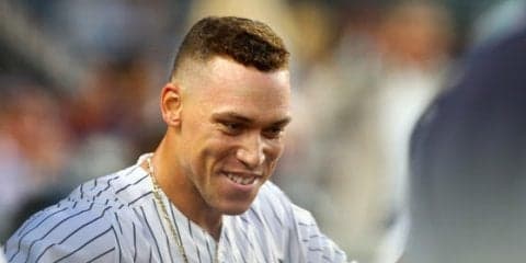 ヤ軍新人ジャッジが学習能力発揮!?　2度目サヨナラ祝福に口元ガードで参加