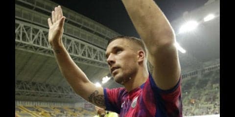 早くも「戦術はポドルスキ」。世界王者は日本人FWとどこが違うのか　