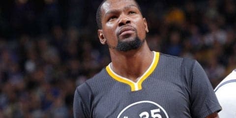 ケビン・デュラント、キャブズ退団要求で渦中のカイリー・アービングを語る「楽しくプレーできる場所を見つけてほしい」