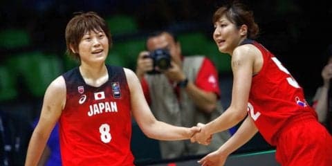 「12」を書き入れ、吉田亜沙美の思いを背負ったチームメート、「このチームのキャプテンで本当に幸せだった」とうれし涙