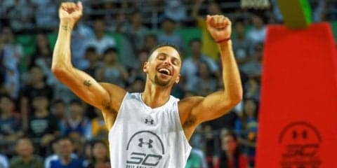 ステフィン・カリーがアジアツアーで大暴れ、ファンが履いていたレブロン・モデルを奪い投げ捨てる『ご乱行』で話題に