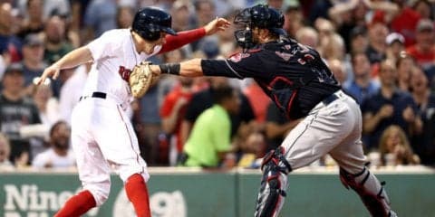 MLBで本塁巡る仁義なき戦い　曲芸走塁でタッチかわすも睨みあって“黒星”