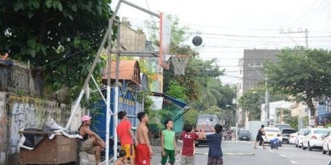 「フィリピンでは全ての道にバスケットゴールが設置されている」説は本当か？