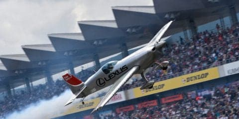 【SUPER GT 第5戦】富士スピードウェイのホームストレートを室屋機がデモフライト