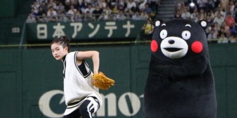 石原さとみ、今年は“サブマリン”投法を披露！