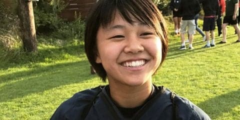  17歳、津久井萌がリズム作る。サクラフィフティーン、フランス戦前日の表情。 