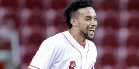 MLB中堅手が大飛球にフェンス激突の背走美技　「家ではマネしないで」