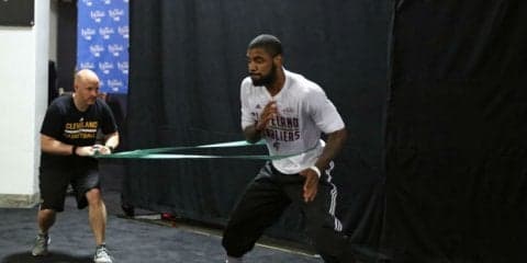 移籍騒動をよそに実戦練習を続けるカイリー・アービング、親しい仲間との練習であっても真剣モード全開