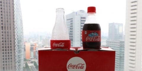 氷の「コカ・コーラ」ボトルが届く「コーク便」が編集部にやってきた！